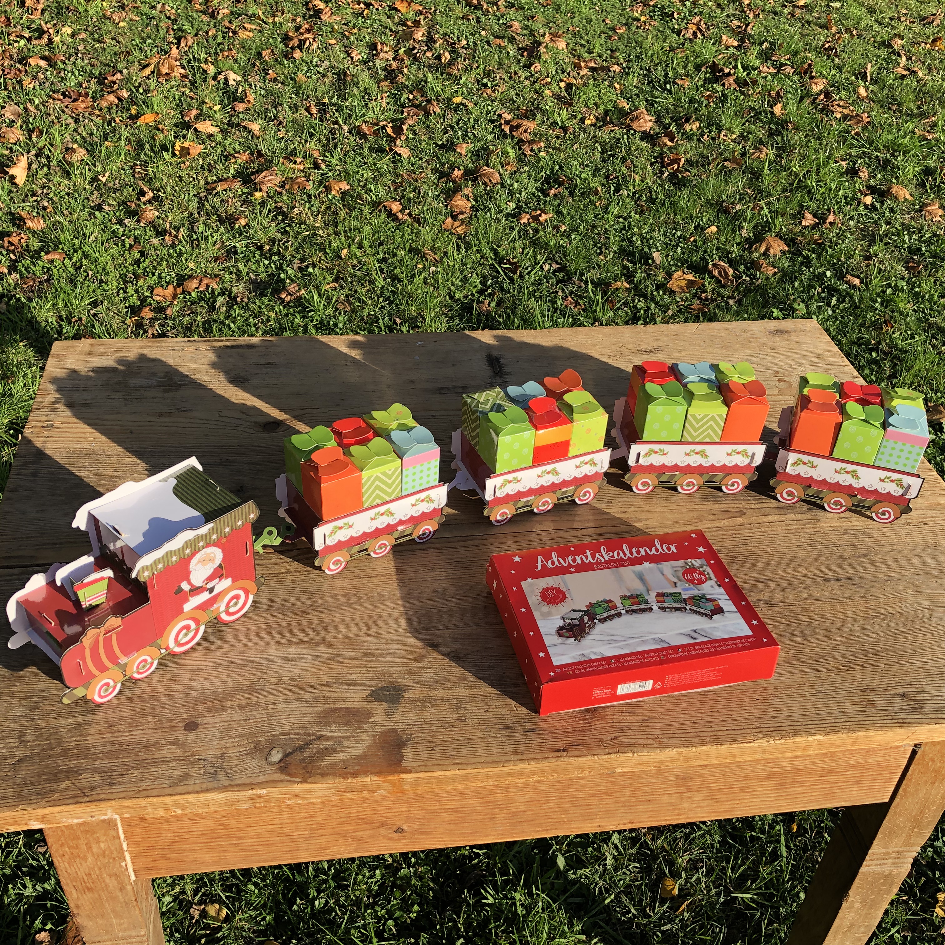 60-tlg. Adventskalender Zug DIY mit 24 kleinen Boxen 95 cm