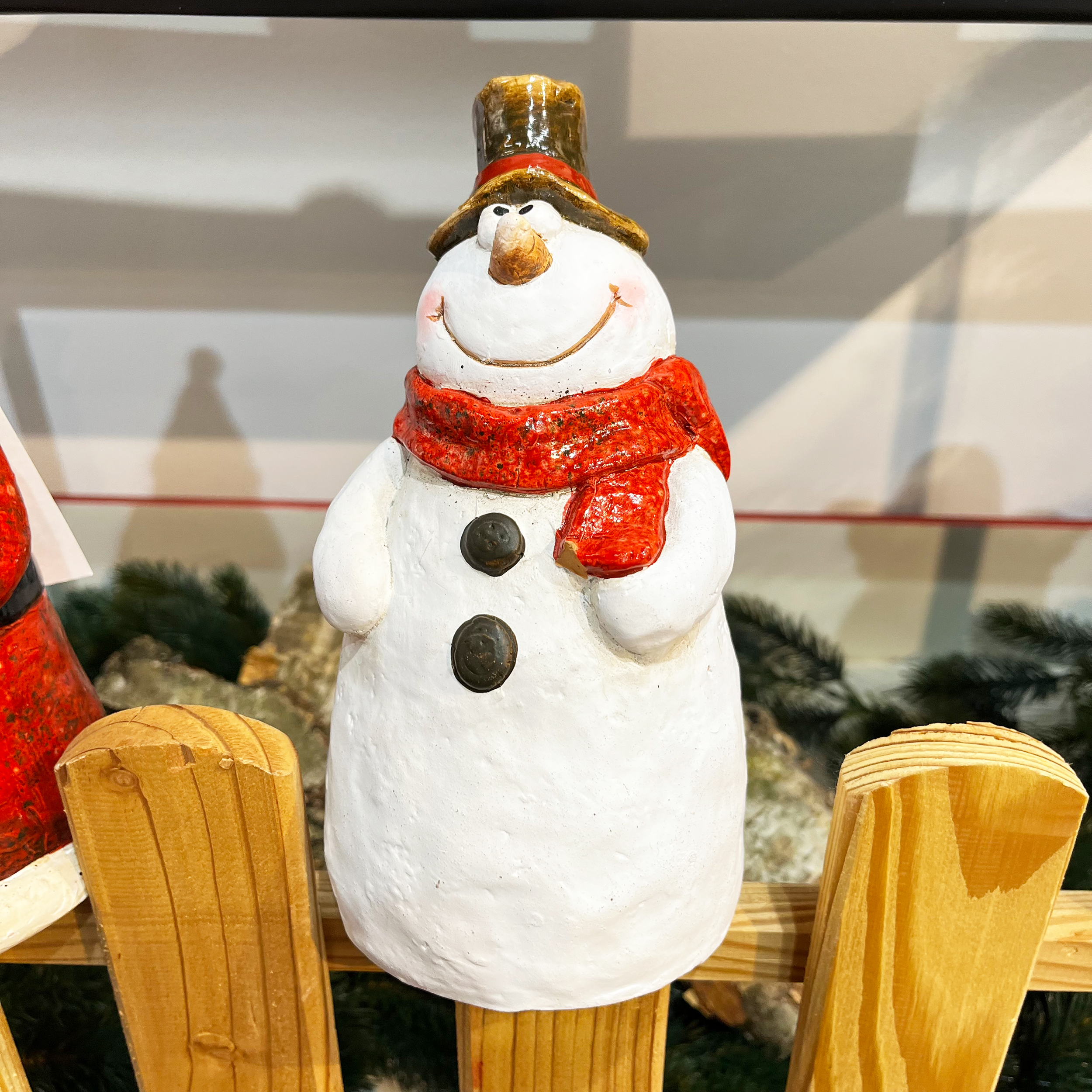 X-Mas Zaunhocker aus Keramik im weihnachtlichen Outfit