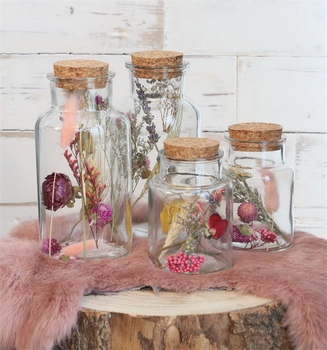 Trockenblumen im Glas mit Korken