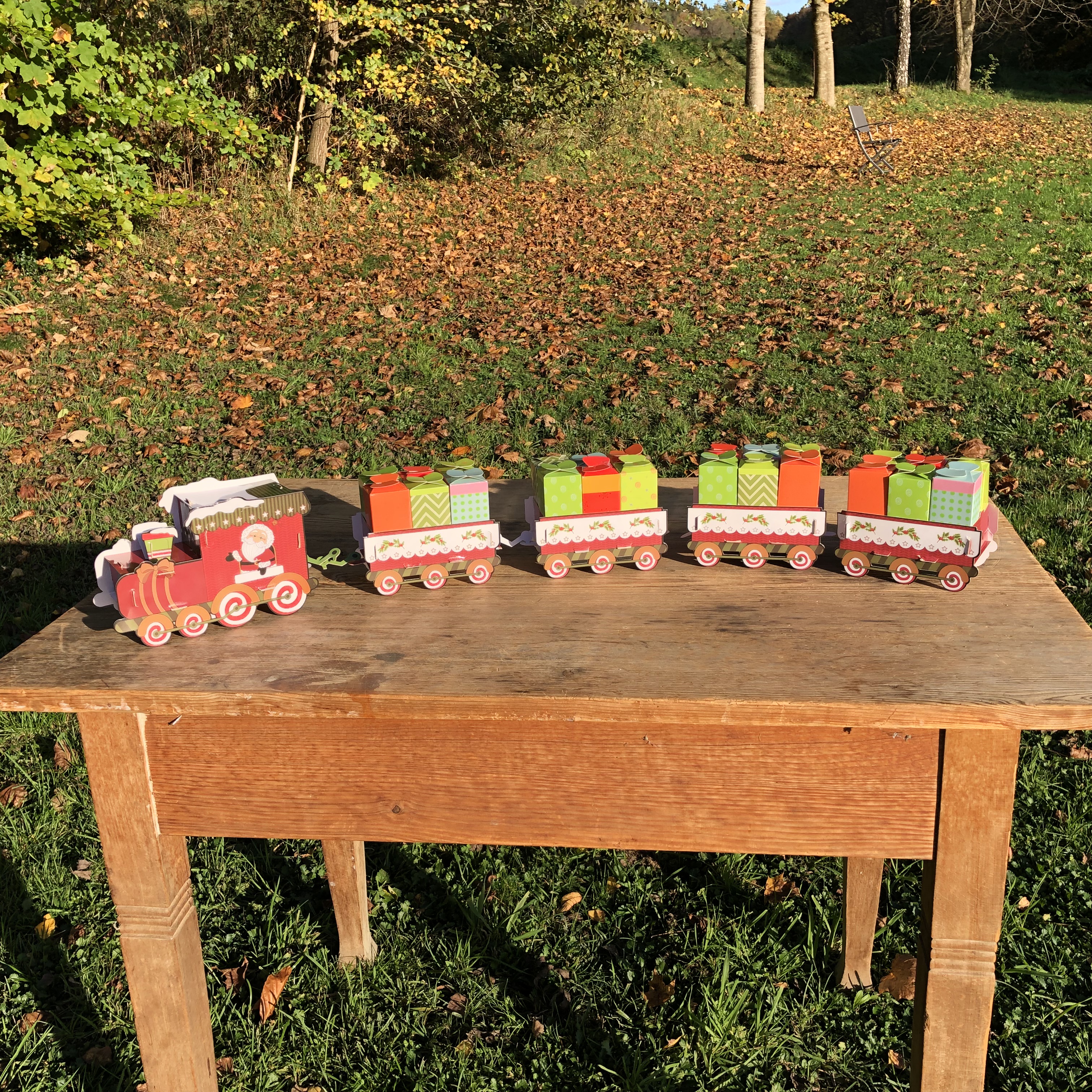 60-tlg. Adventskalender Zug DIY mit 24 kleinen Boxen 95 cm