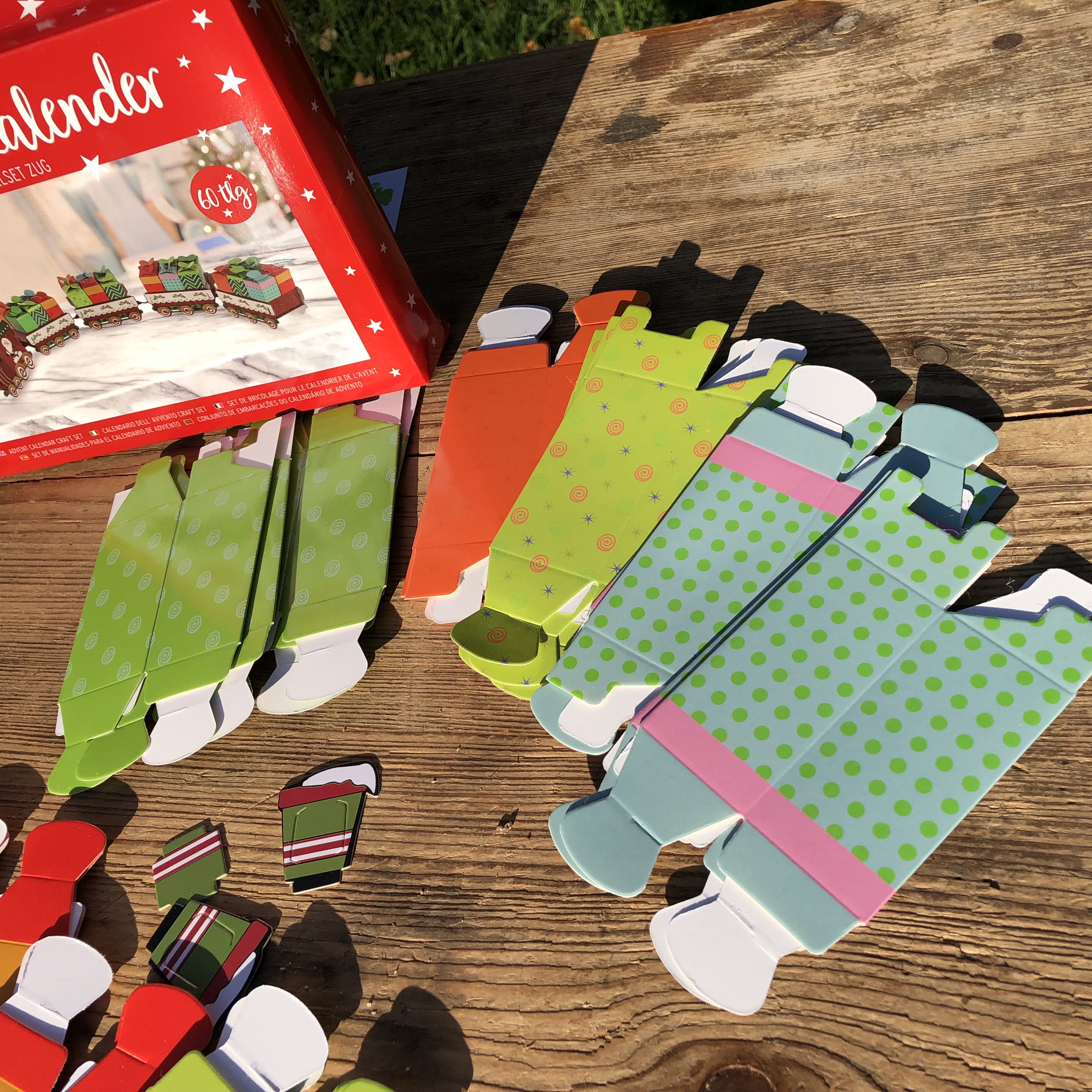 60-tlg. Adventskalender Zug DIY mit 24 kleinen Boxen 95 cm