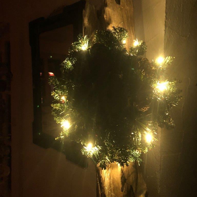 Künstlicher Kranz mit 15 LED´s - 6/18h Timer - Ø 30 cm - Batteriebetrieben