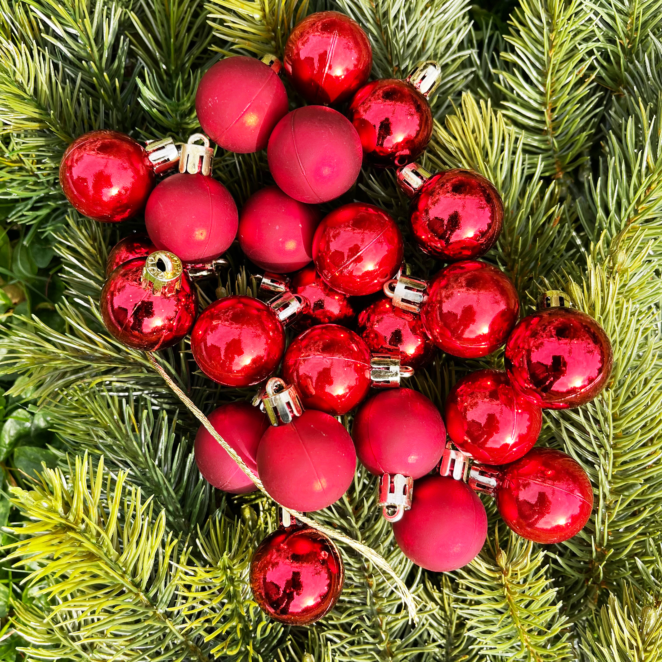 24 x kleine Weihnachtskugeln aus Kunststoff zum Hängen Ø 3 cm