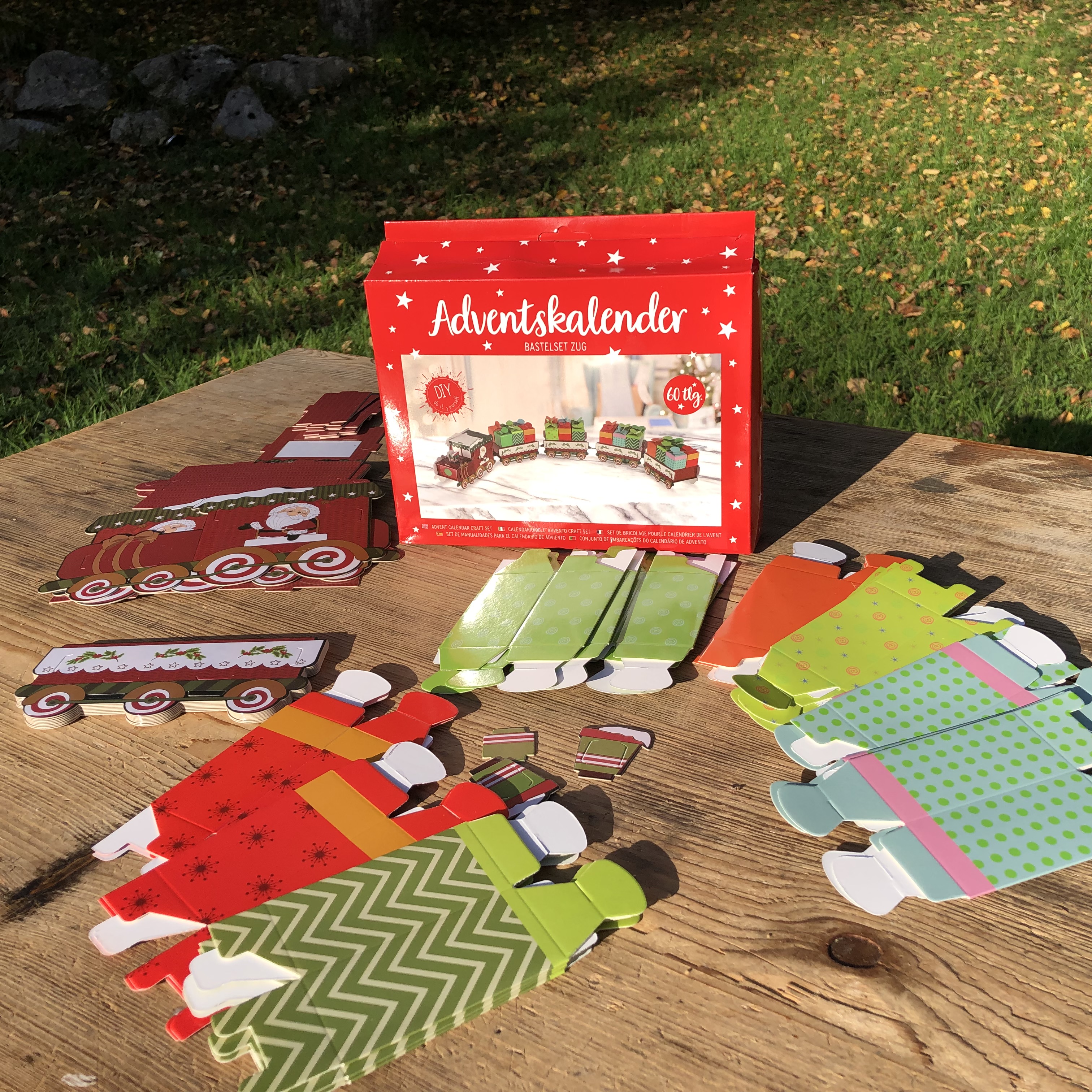 60-tlg. Adventskalender Zug DIY mit 24 kleinen Boxen 95 cm