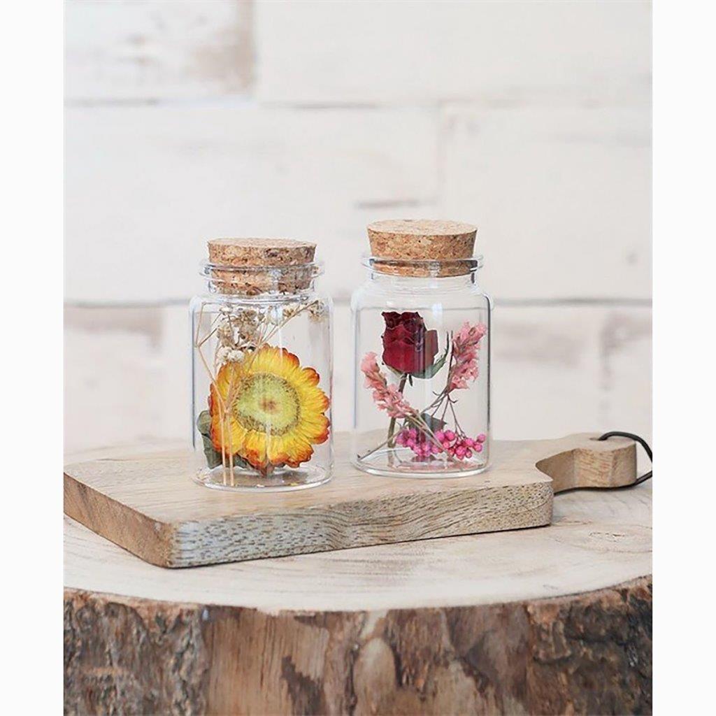 Trockenblumen im Glas mit Korken