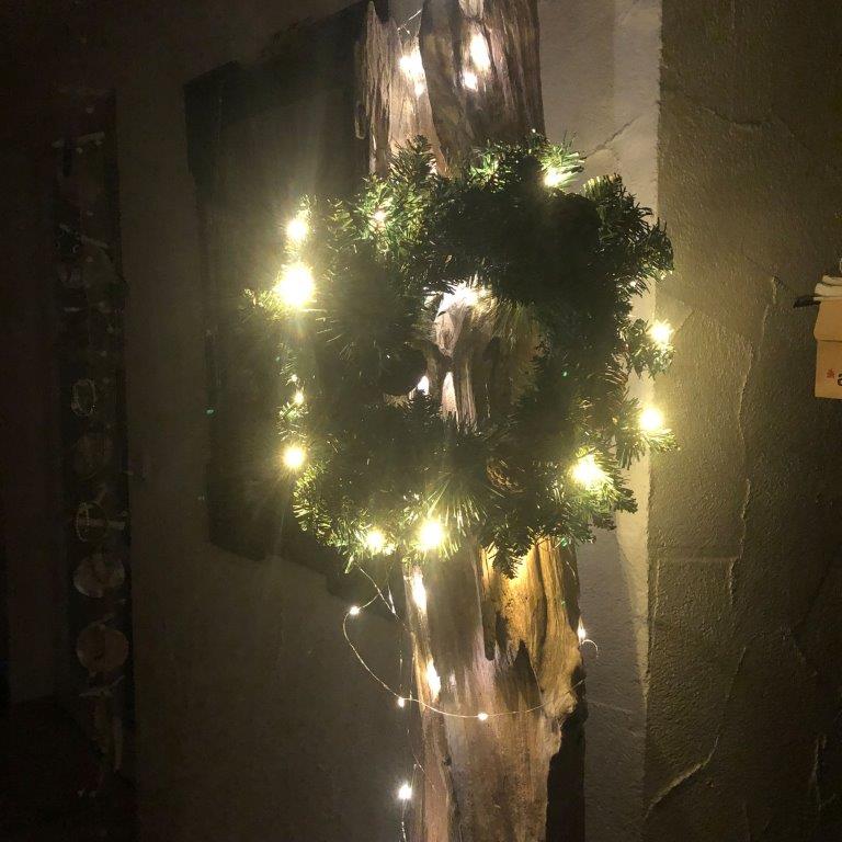 Künstlicher Kranz mit 15 LED´s - 6/18h Timer - Ø 30 cm - Batteriebetrieben