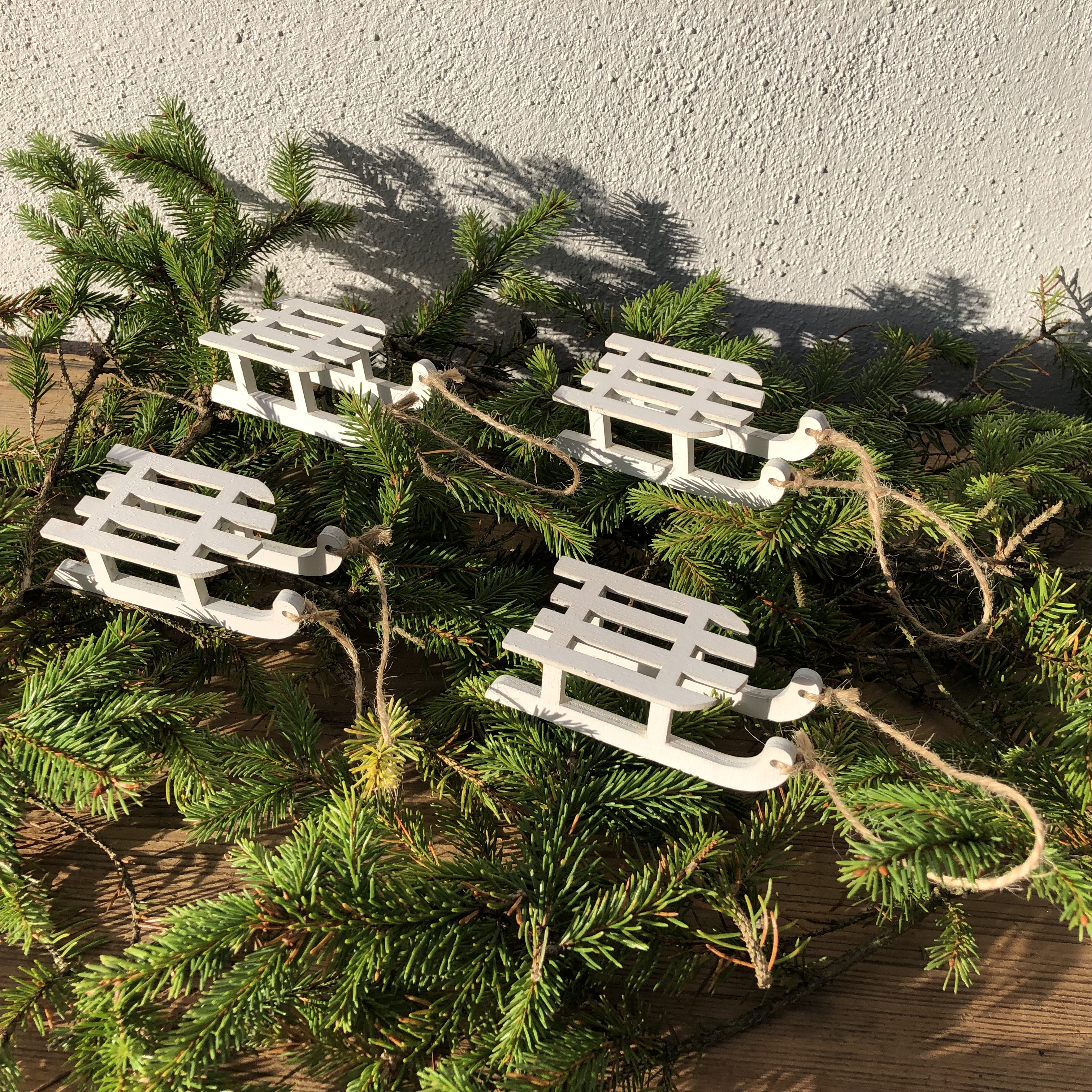 4 x Holzschlitten mit Juteschnur zum Hängen oder Stellen L 9 cm