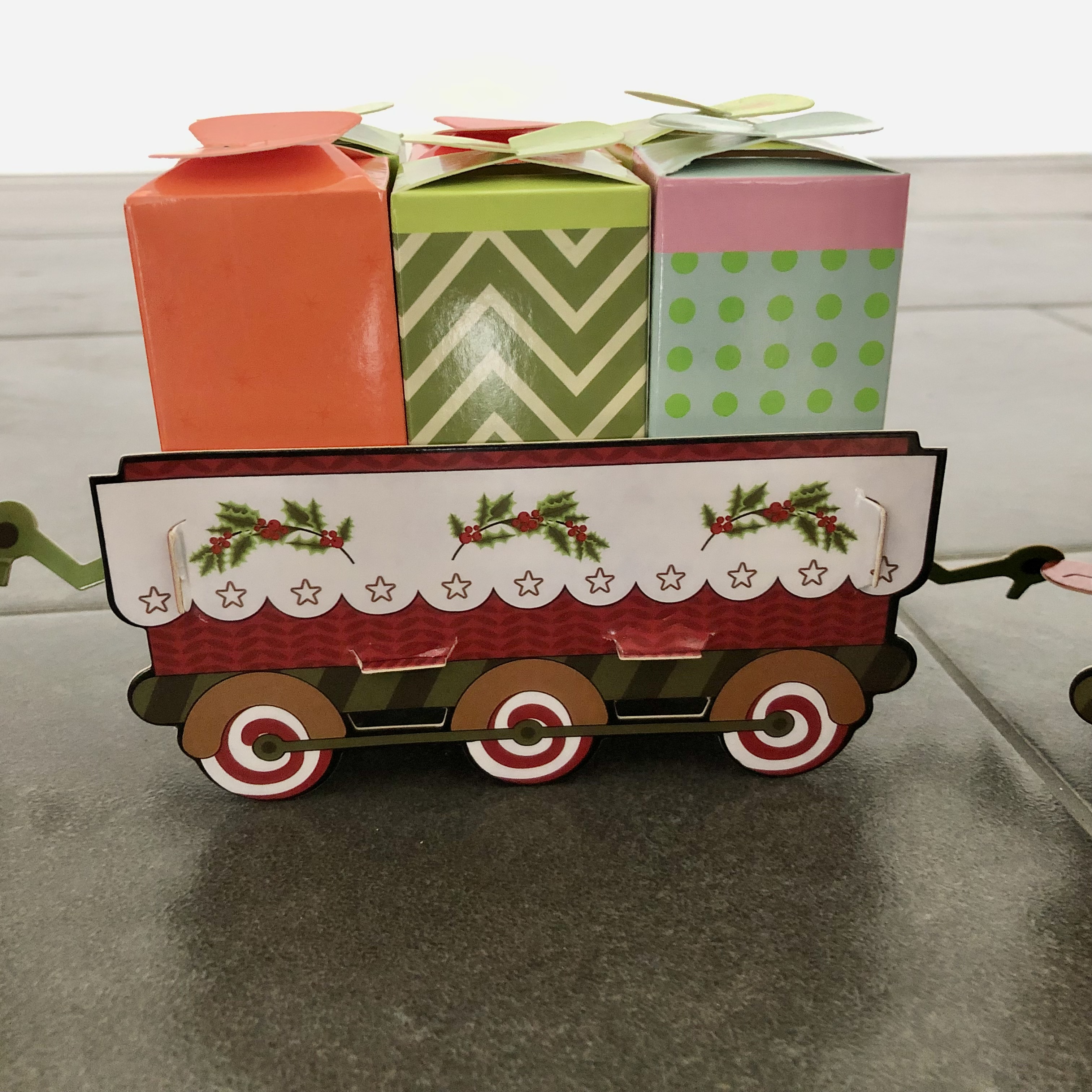 60-tlg. Adventskalender Zug DIY mit 24 kleinen Boxen 95 cm