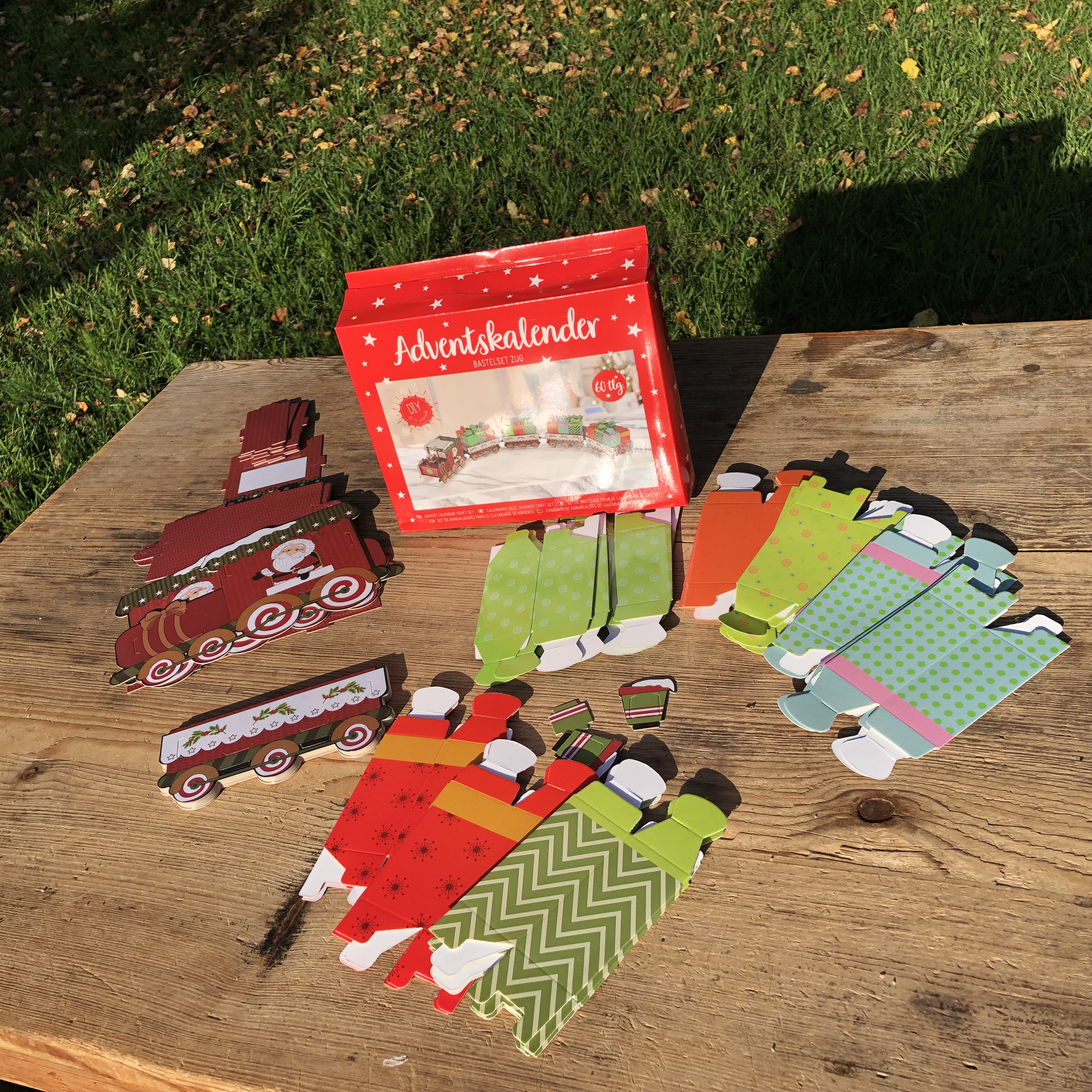 60-tlg. Adventskalender Zug DIY mit 24 kleinen Boxen 95 cm