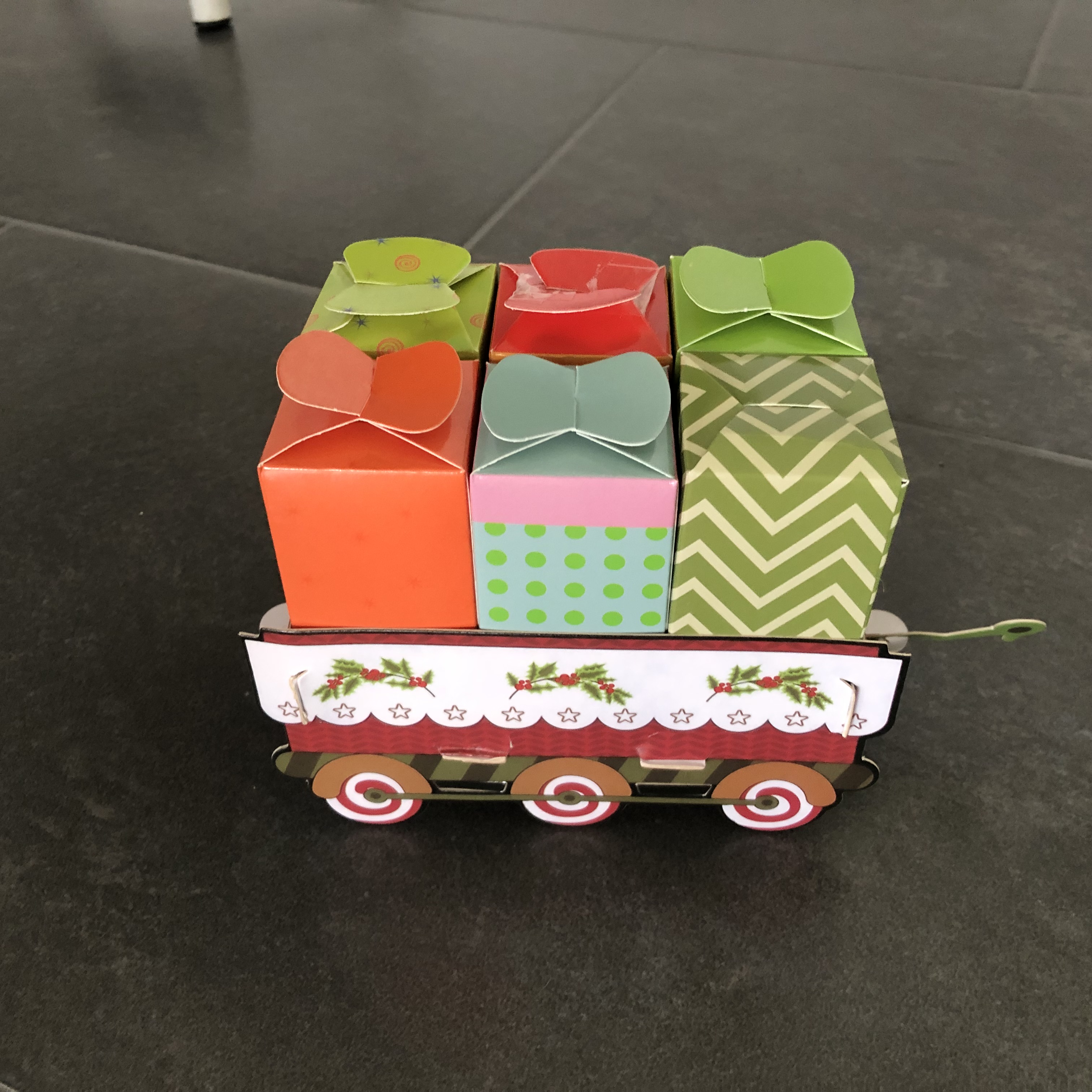 60-tlg. Adventskalender Zug DIY mit 24 kleinen Boxen 95 cm