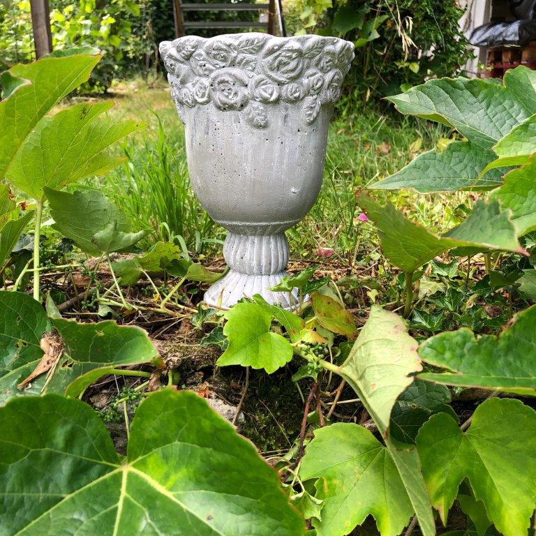 Pflanzkübel aus Beton im Vintage-Look