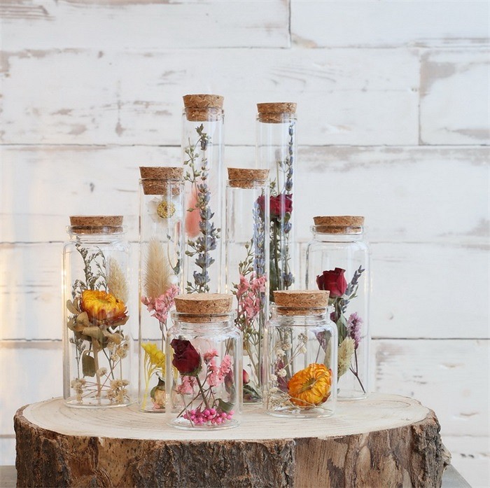 Trockenblumen im Glas mit Korken