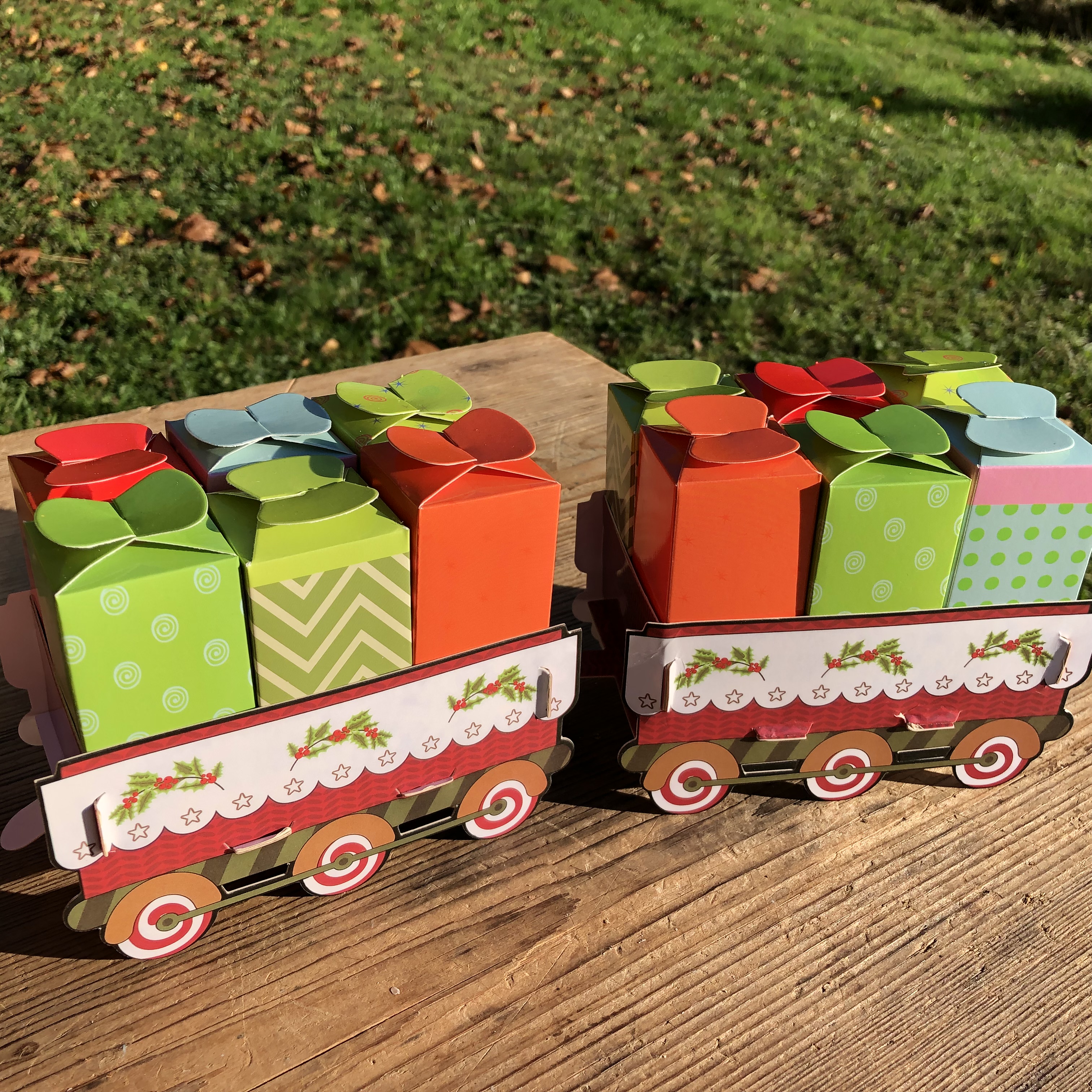 60-tlg. Adventskalender Zug DIY mit 24 kleinen Boxen 95 cm