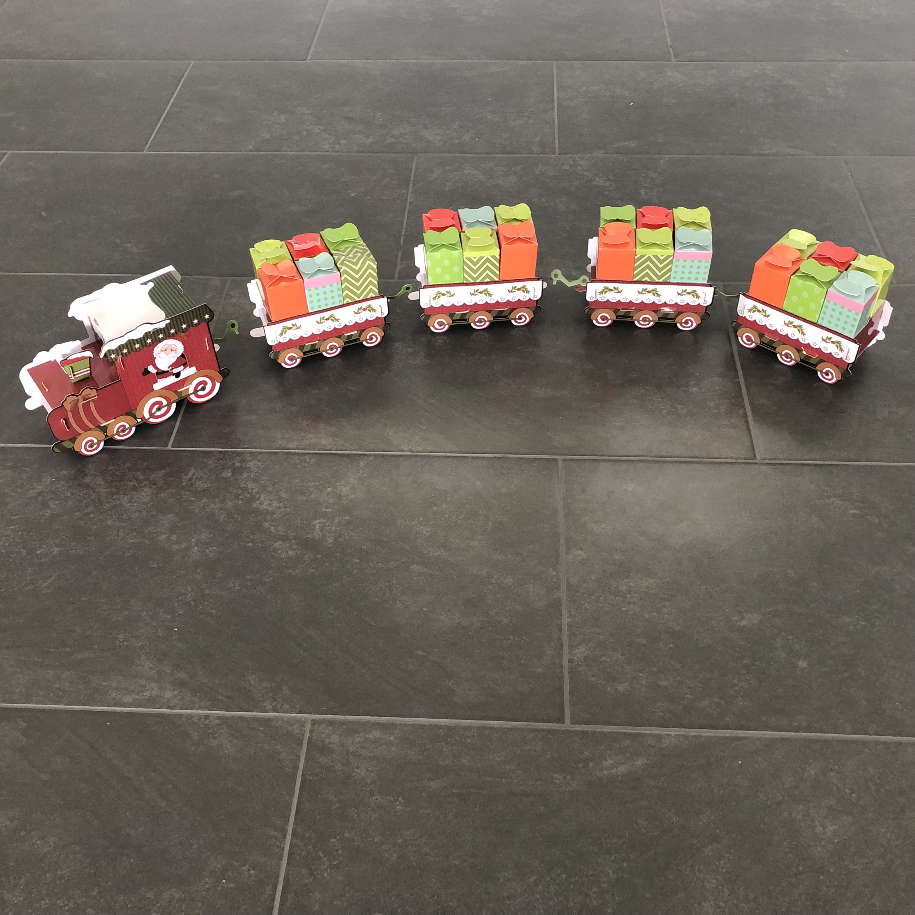 60-tlg. Adventskalender Zug DIY mit 24 kleinen Boxen 95 cm