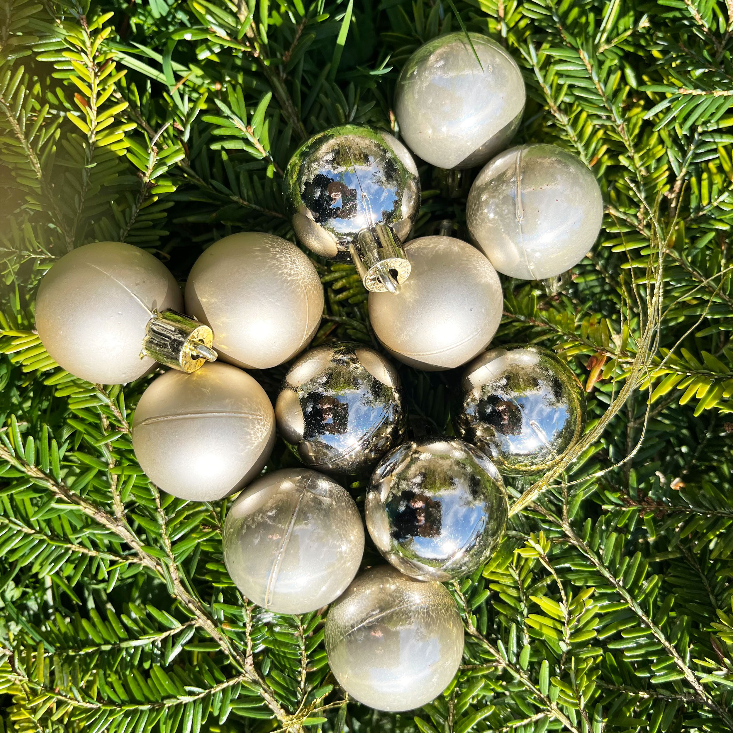 24 x kleine Weihnachtskugeln aus Kunststoff zum Hängen Ø 3 cm