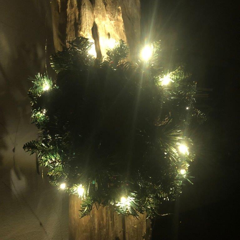 Künstlicher Kranz mit 15 LED´s - 6/18h Timer - Ø 30 cm - Batteriebetrieben