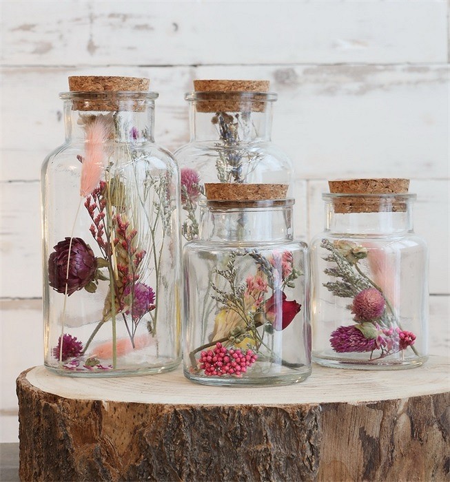 Trockenblumen im Glas mit Korken