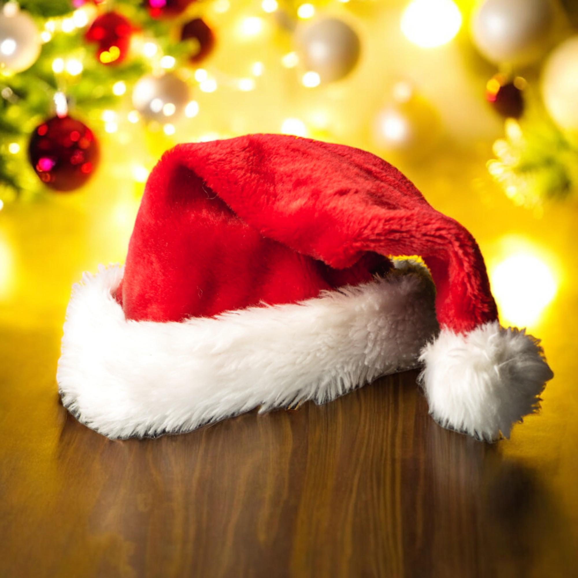 6 x Weihnachtsmützen aus kuscheligem Plüsch - Nikolausmütze mit Bommel