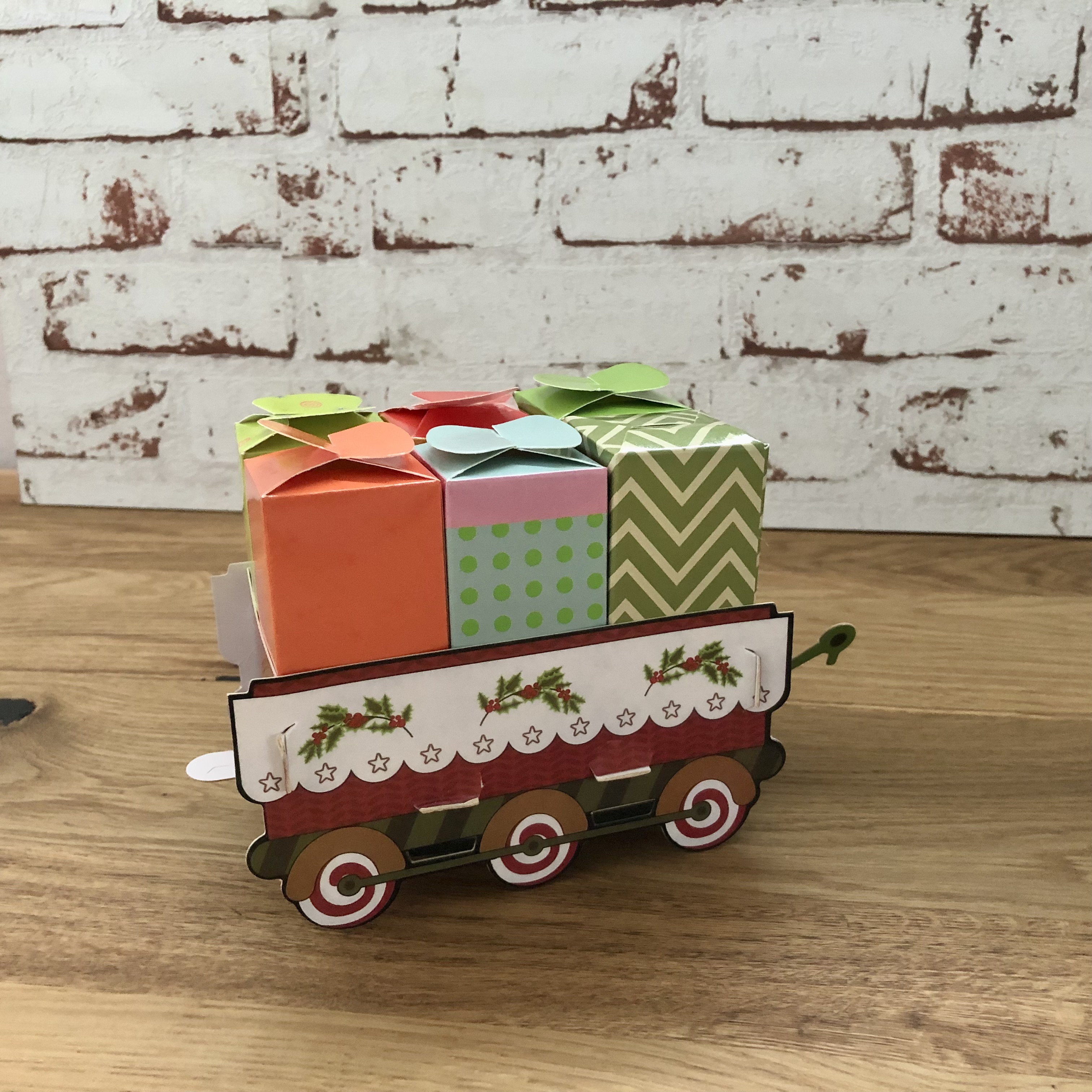 60-tlg. Adventskalender Zug DIY mit 24 kleinen Boxen 95 cm