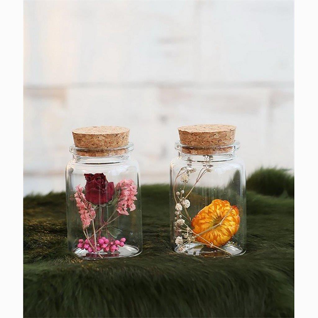 Trockenblumen im Glas mit Korken